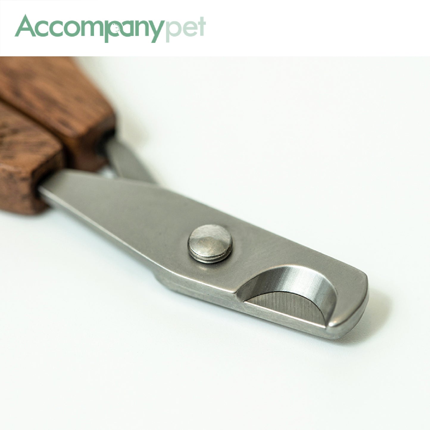 Ultra-sharp angled stainless steel blade of the professional pet nail clipper ensuring a clean cut